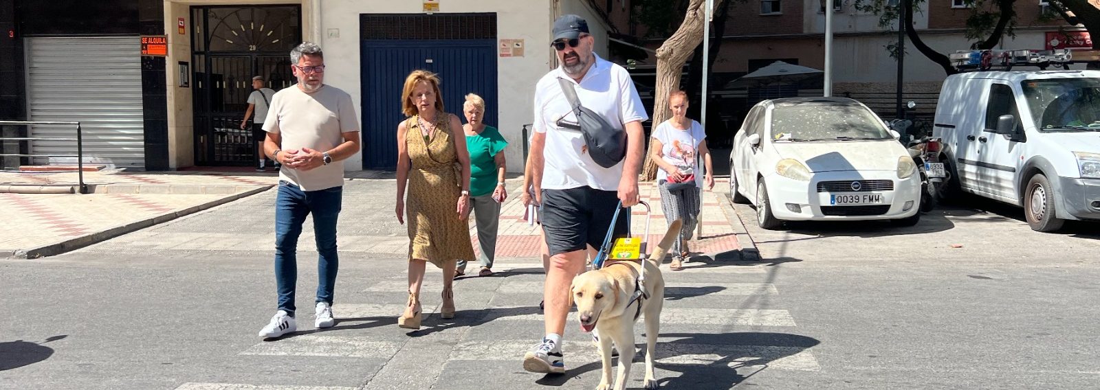El PSOE denuncia la “insensibilidad” de De la Torre con las personas ciegas y exige medidas de accesibilidad en los barrios