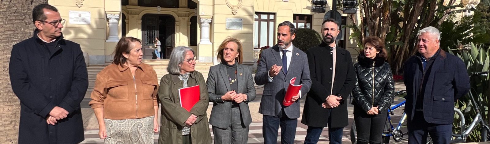 El PSOE exige paralizar la instalación de las estatuas en el Puerto de Málaga