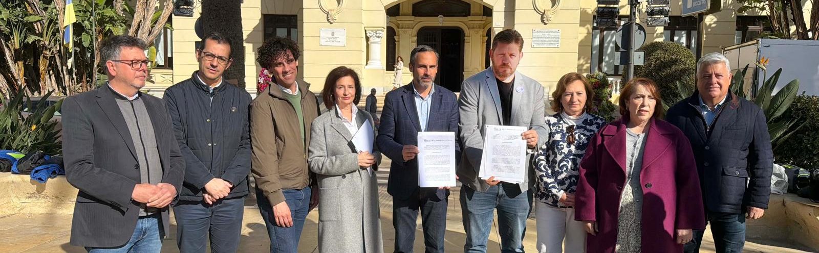 PSOE y Con Málaga exigen al alcalde que se retracte de su apoyo a la moción de Vox contra la regularización de inmigrantes
